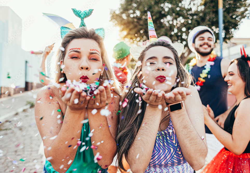 Brasileiros e turistas conversando com frases em inglês para o Carnaval.
